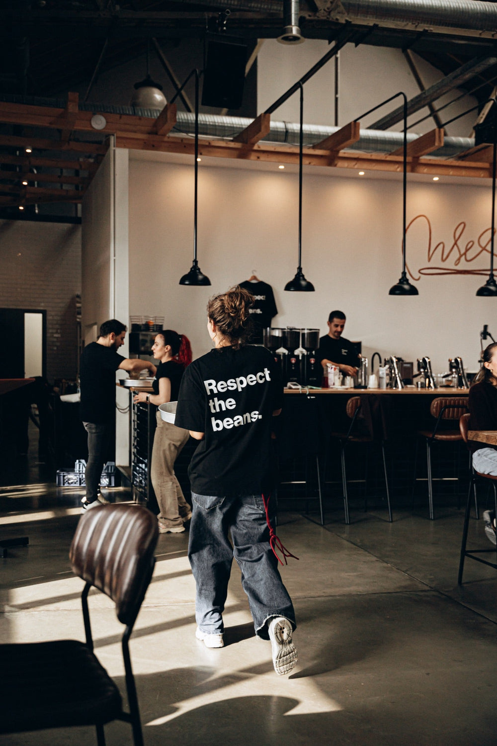 Respect the beans – Shirts und Hoodies in der Rösterei