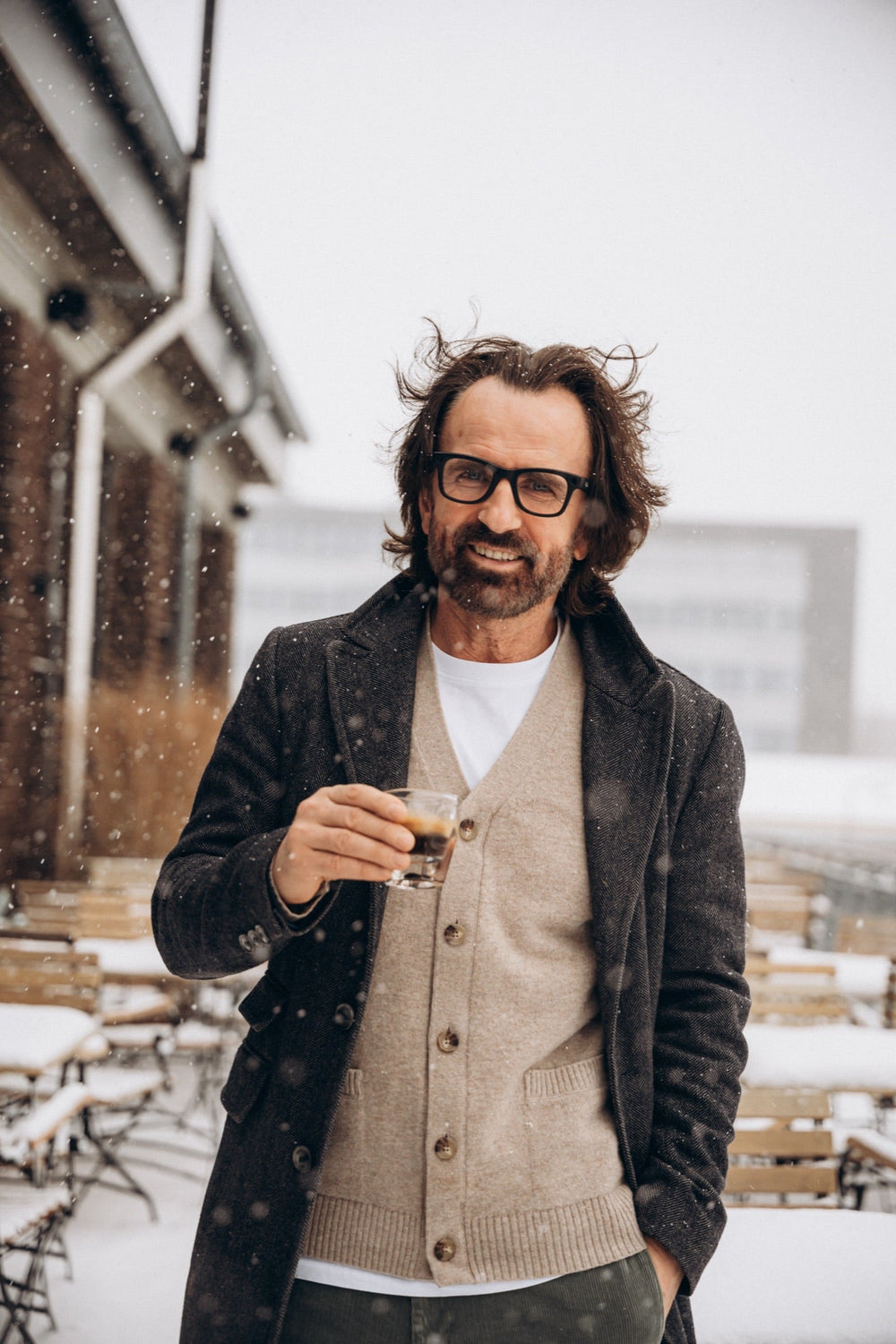 Schnee auf der Terrasse der Rösterei