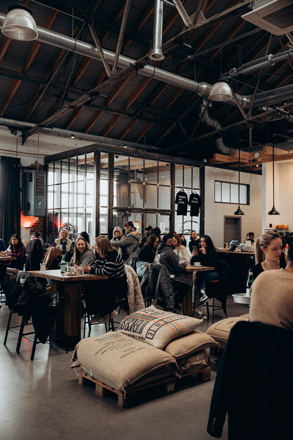 Volle Halle in der Rösterei
