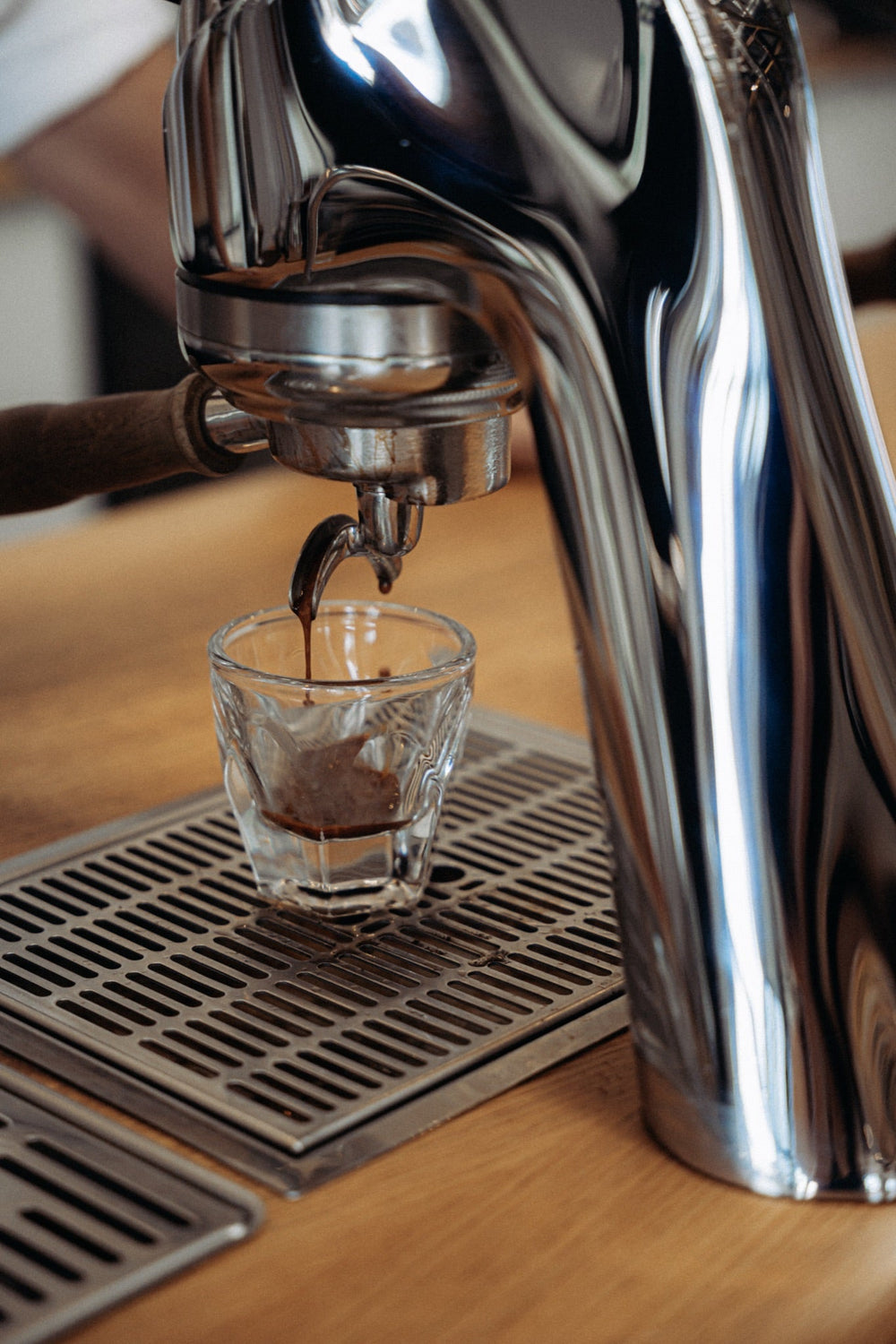 Dritan Alsela mit frisch geröstetem Kaffee vor den Silos