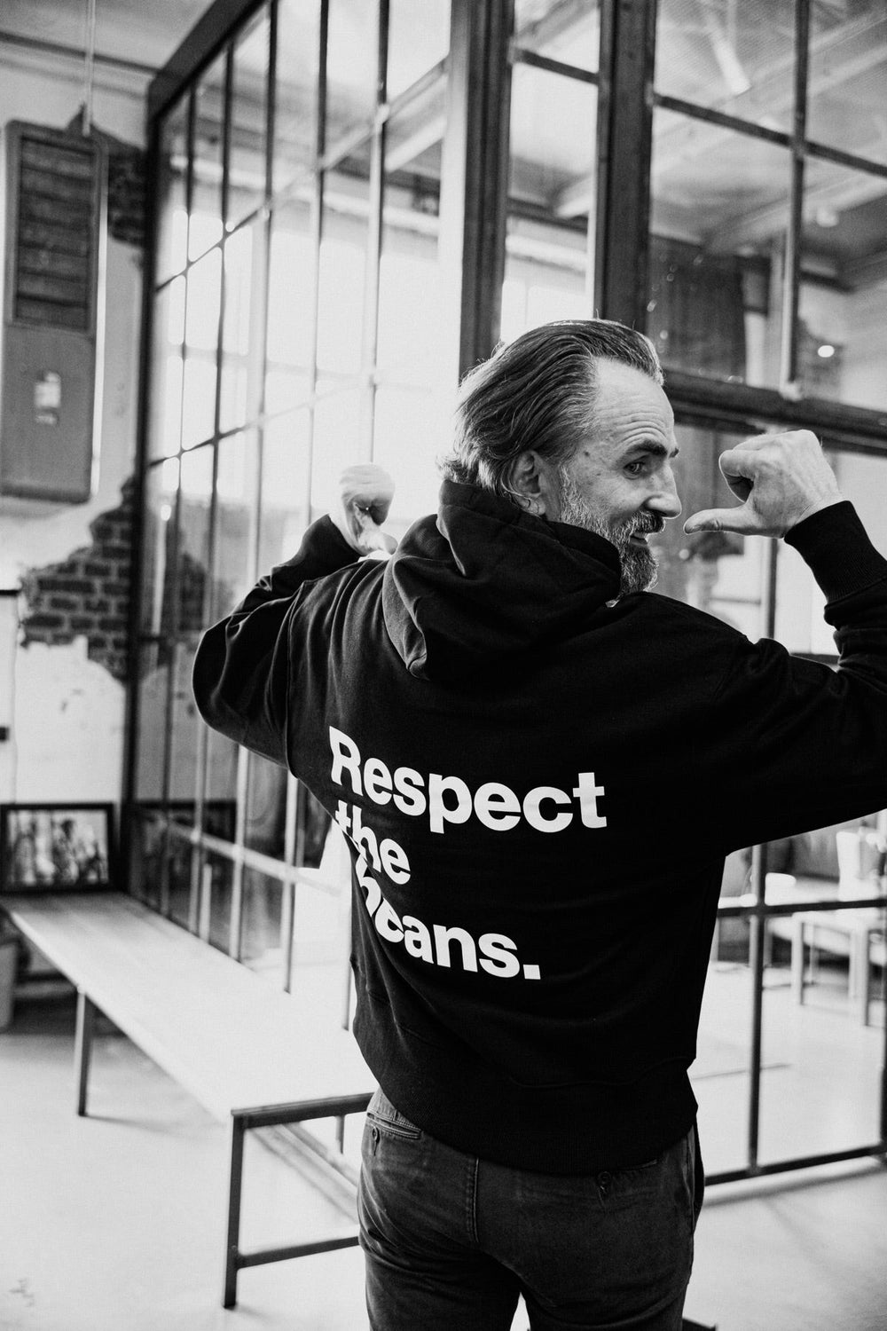Respect the Beans Hoodie in der Rösterei