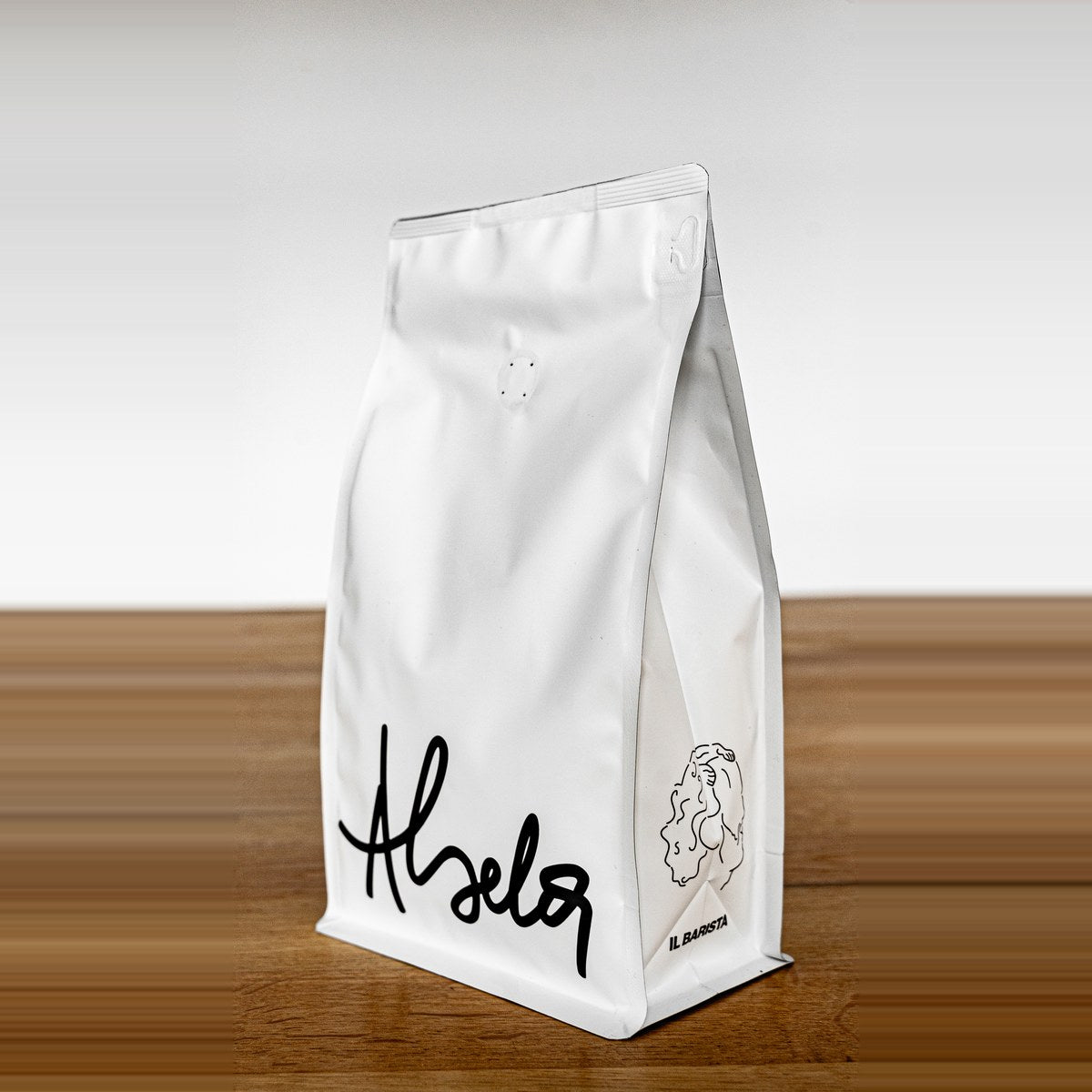 Weiße Kaffeepackung von Dritan Alsela mit Alsela-Schriftzug