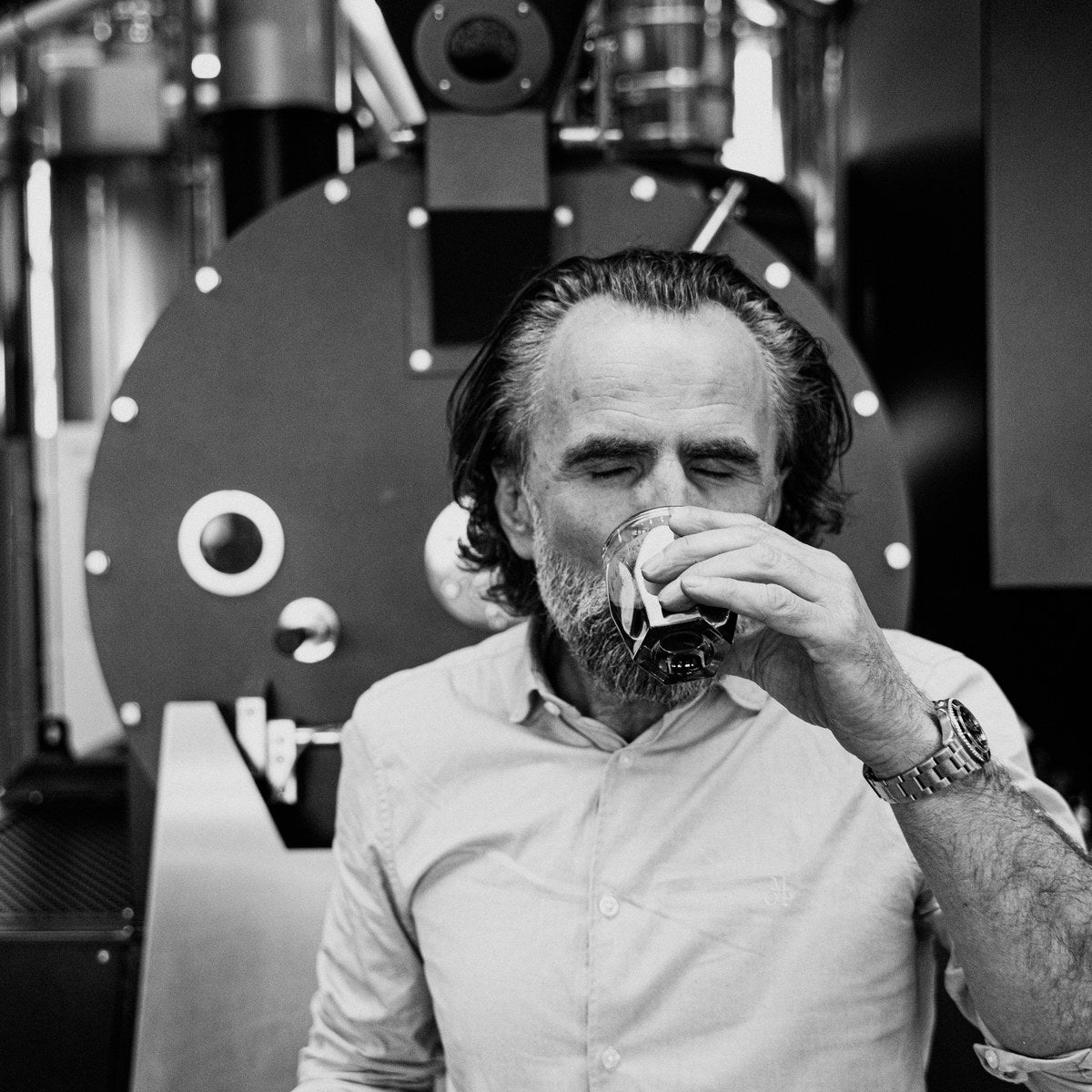 Dritan Alsela verkostet Kaffee vor dem Röster