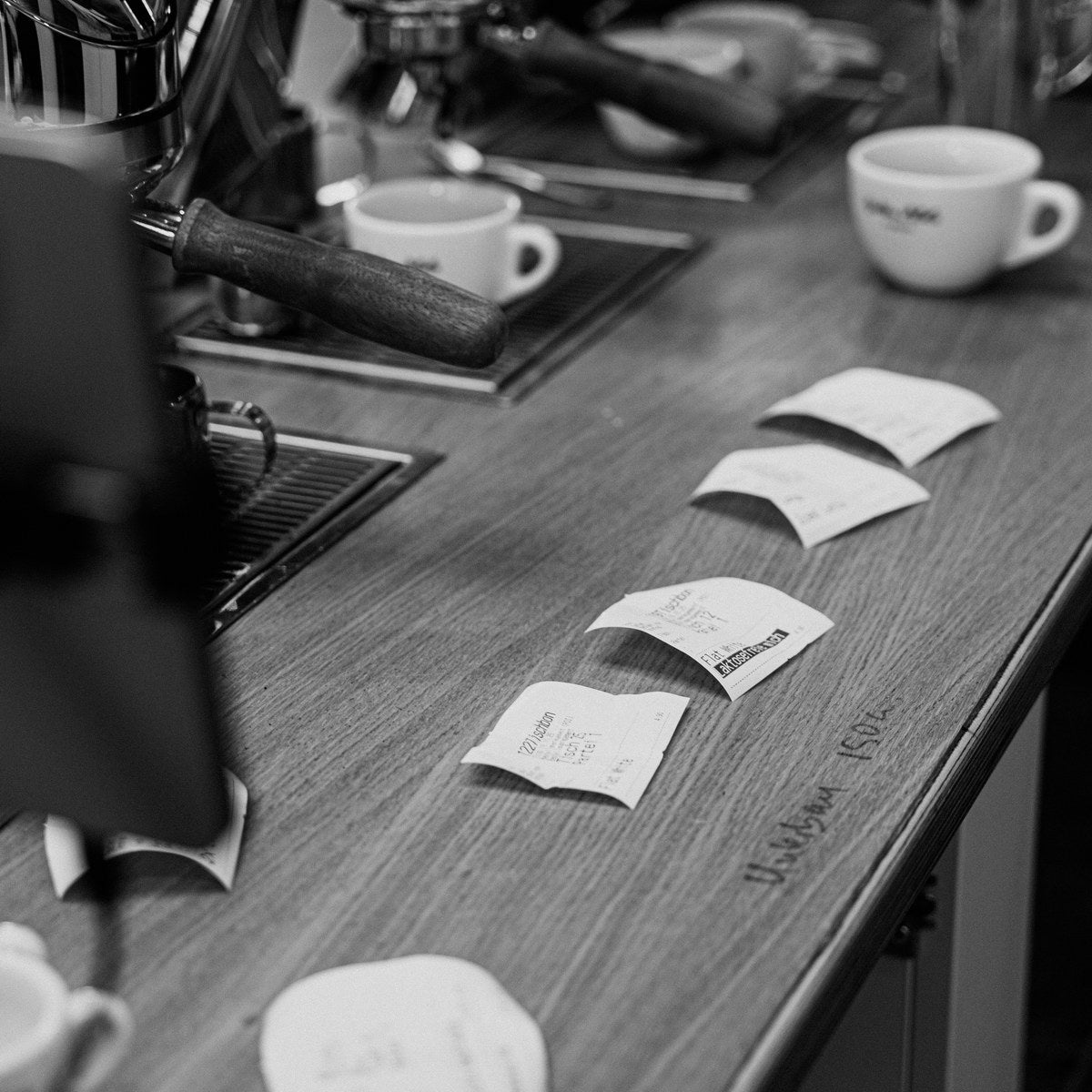 Cupping-Notizen und Tassen auf der Bar der Rösterei