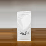 Weiße Kaffeepackung von Dritan Alsela Roastery