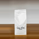 Weiße Kaffeepackung von Dritan Alsela Roastery