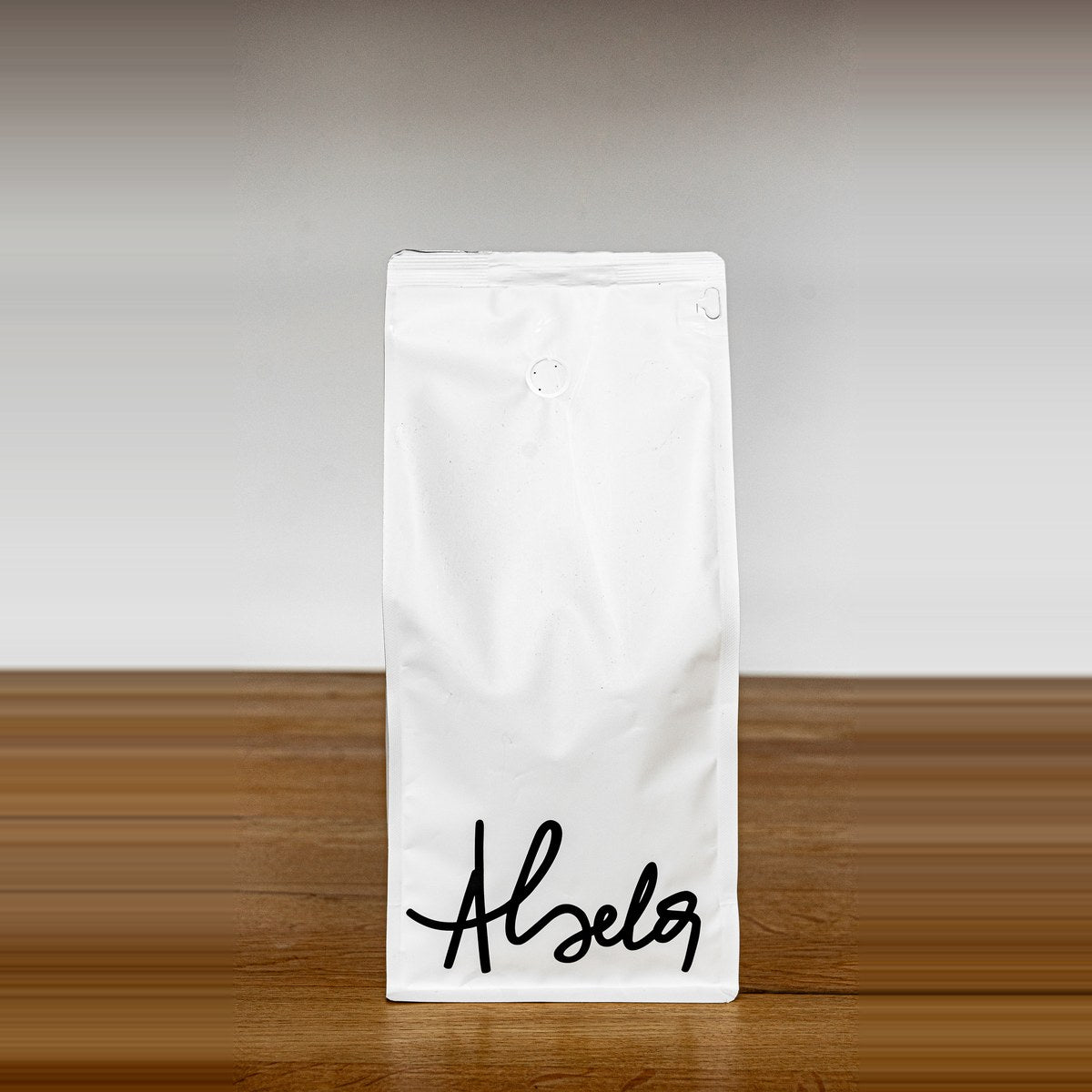 Weiße Kaffeepackung von Dritan Alsela mit Alsela-Schriftzug