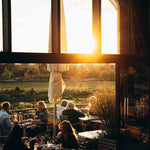 Gäste auf der Terrasse der Rösterei im Sonnenuntergang
