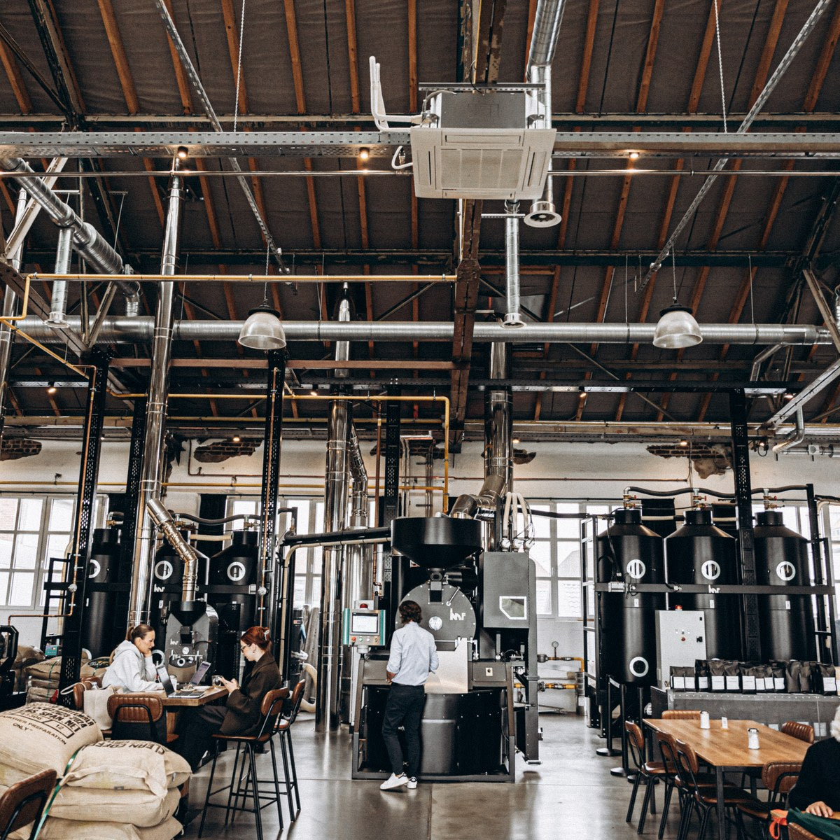 Blick in die Halle der Dritan Alsela Rösterei mit Röstanlage und Café