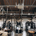 Blick in die Halle der Dritan Alsela Rösterei mit Röstanlage und Café