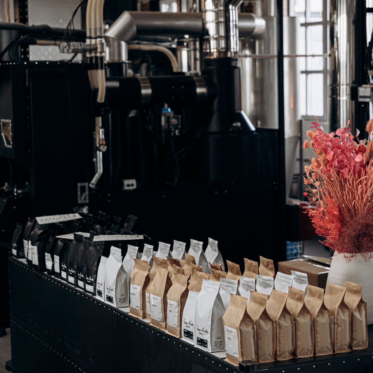 Kaffeepackungen vor der Röstanlage in der Rösterei