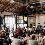 Gäste im Café der Dritan Alsela Rösterei in Düsseldorf