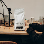 Mexico Kaffee in der weißen Packung von Dritan Alsela Roastery auf der Bar