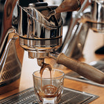 Espresso läuft in ein Glas