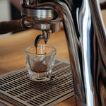 Espresso-Shot im Glas an der Espressomaschine