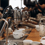 Espressomaschinen und Tassen auf der Bar von Dritan Alsela