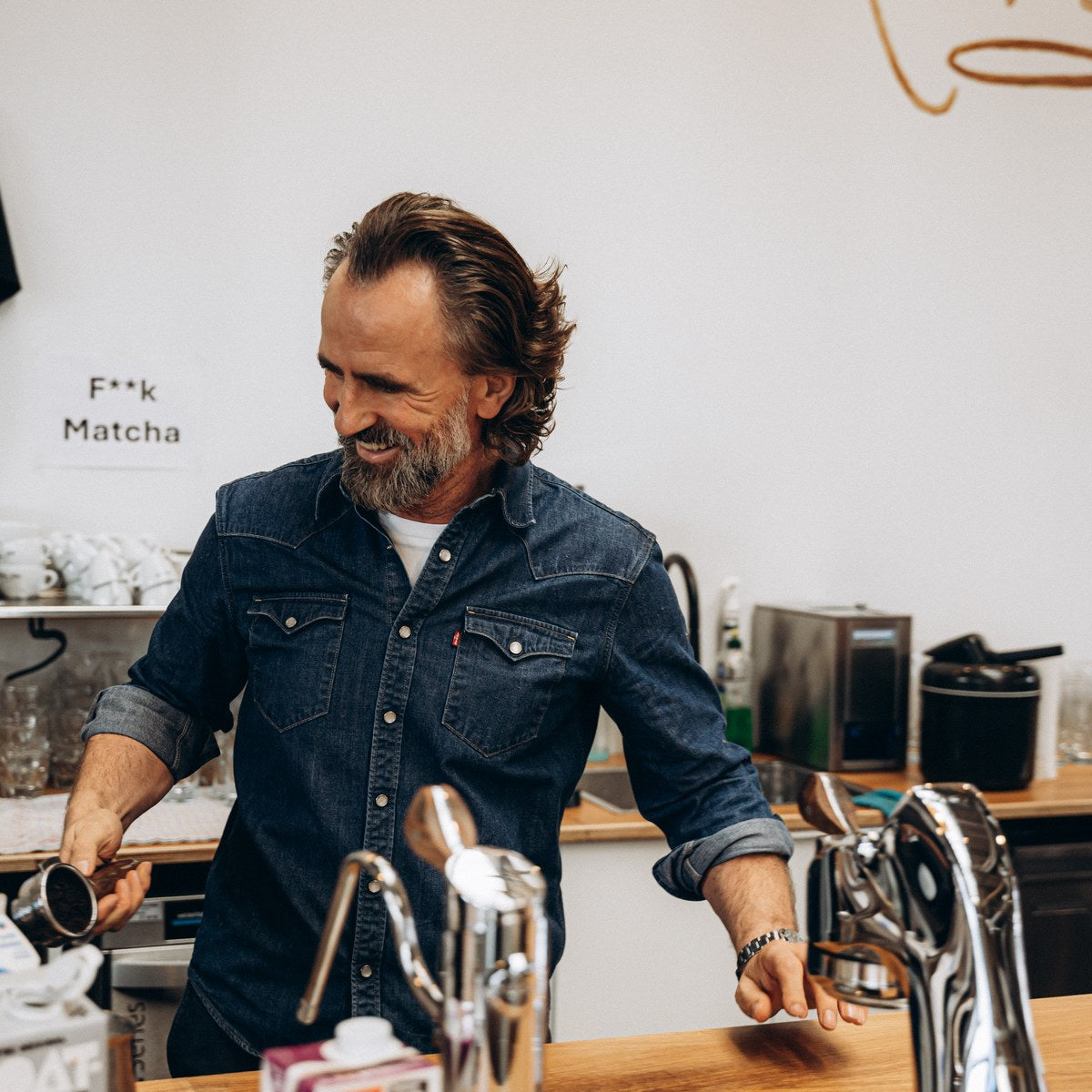 Dritan Alsela an der Espressobar