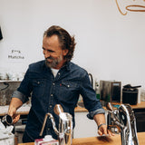 Dritan Alsela an der Espressobar
