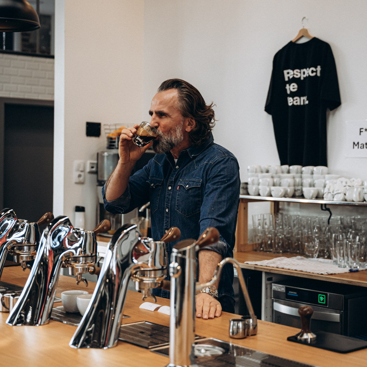 Dritan Alsela trinkt einen Espresso an der Bar