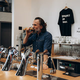 Dritan Alsela trinkt einen Espresso an der Bar