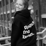 Respect the Beans Oversized Hoodie (unisex) – getragen in der Rösterei