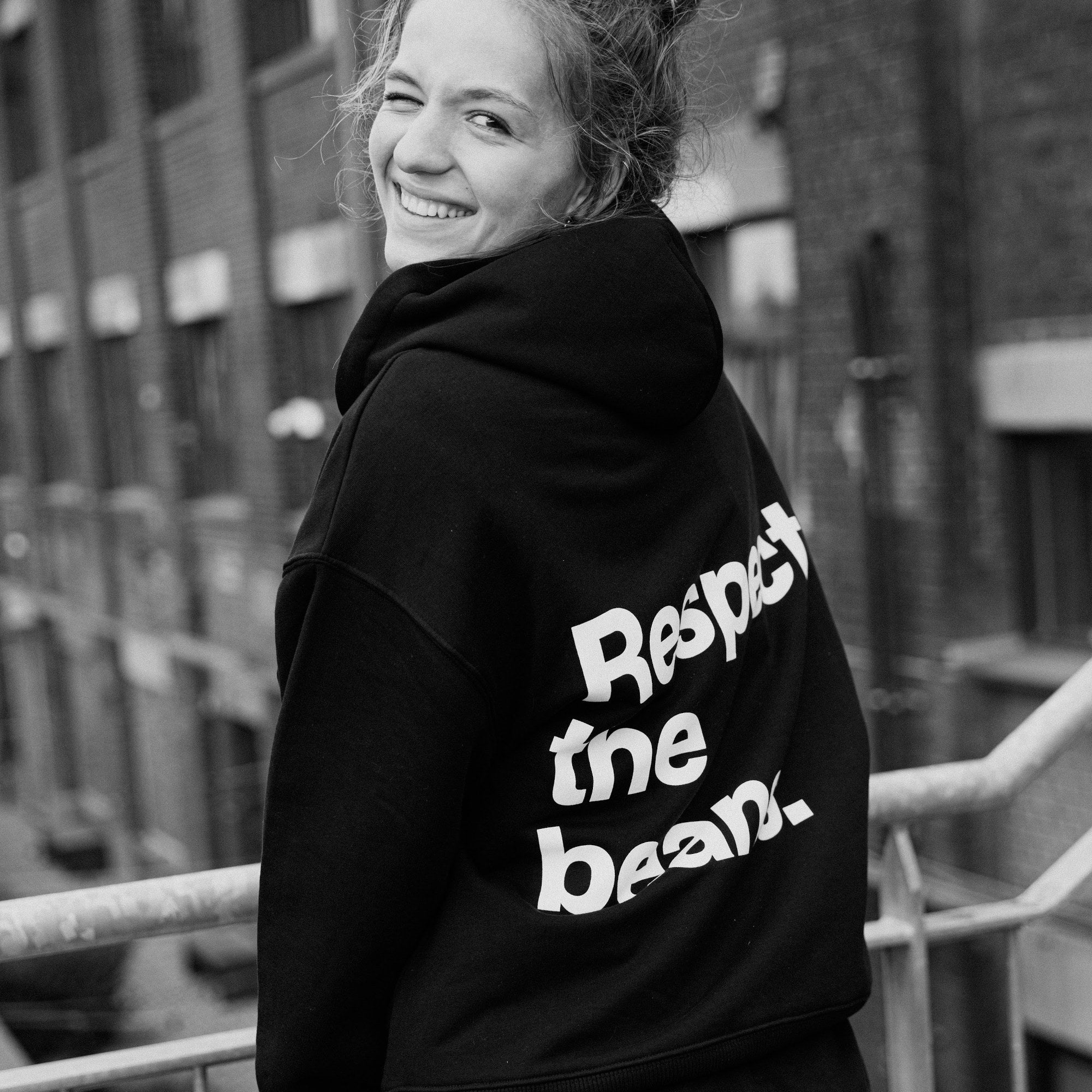 Respect the Beans Oversized Hoodie (unisex) – getragen in der Rösterei