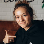 Respect the Beans Oversized Hoodie (unisex) – getragen in der Rösterei
