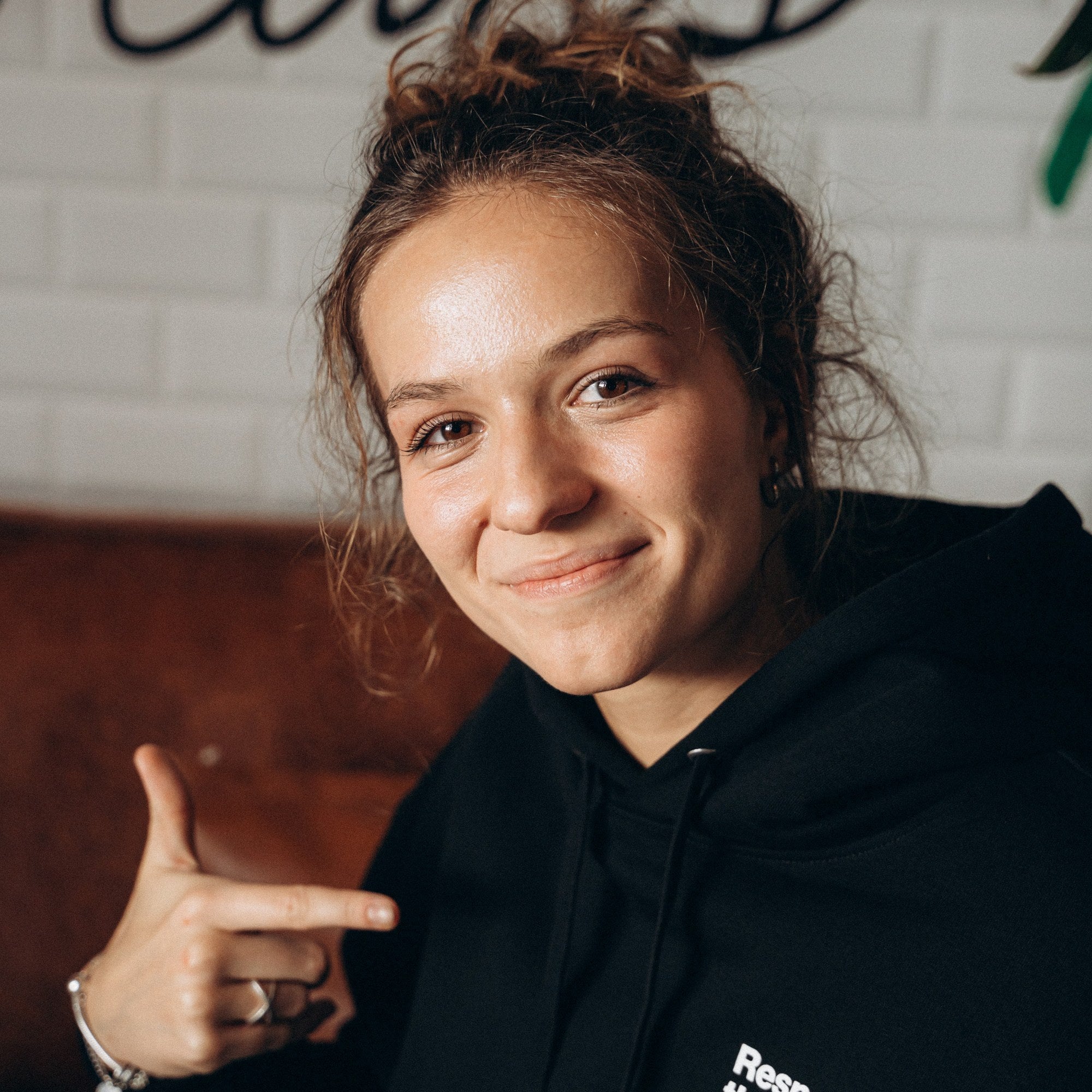 Respect the Beans Oversized Hoodie (unisex) – getragen in der Rösterei