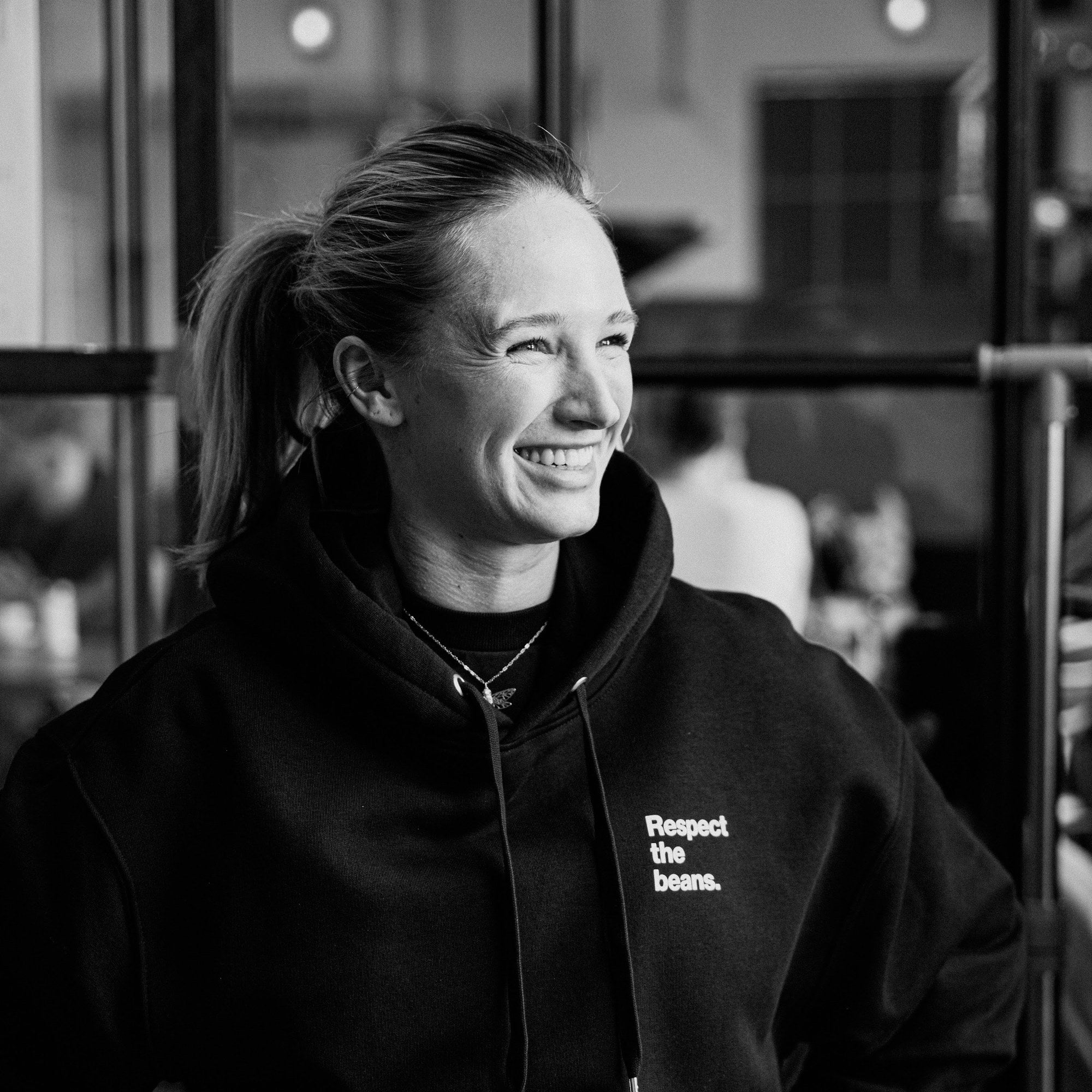 Respect the Beans Oversized Hoodie (unisex) – getragen in der Rösterei