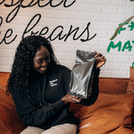 Respect the Beans Oversized Hoodie (unisex) – getragen in der Rösterei