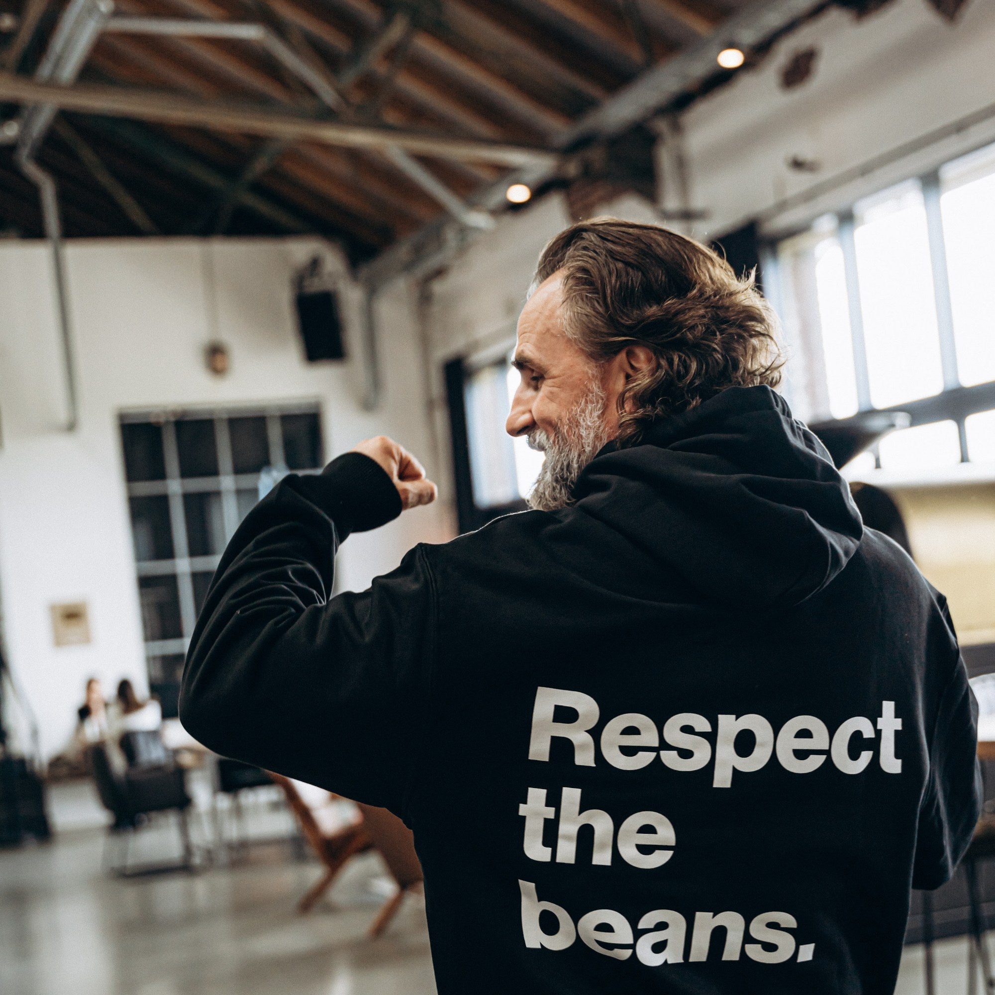 Respect the Beans Oversized Hoodie (unisex) – getragen in der Rösterei