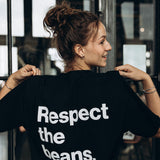 Respect the Beans Oversized T-Shirt (unisex) – getragen in der Rösterei
