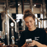 Respect the Beans Oversized T-Shirt (unisex) – getragen in der Rösterei