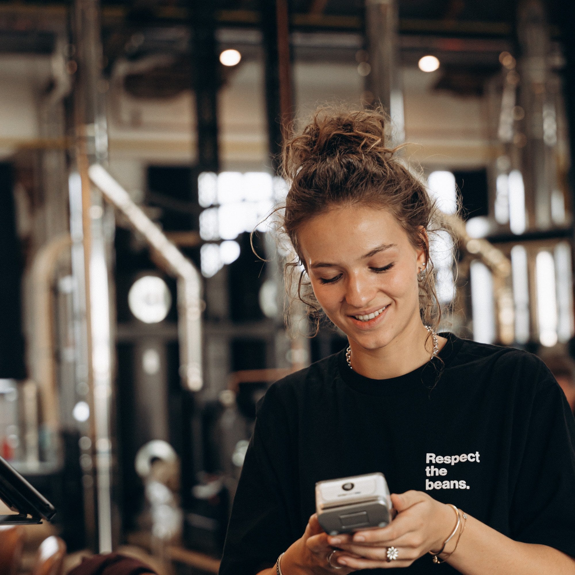 Respect the Beans Oversized T-Shirt (unisex) – getragen in der Rösterei