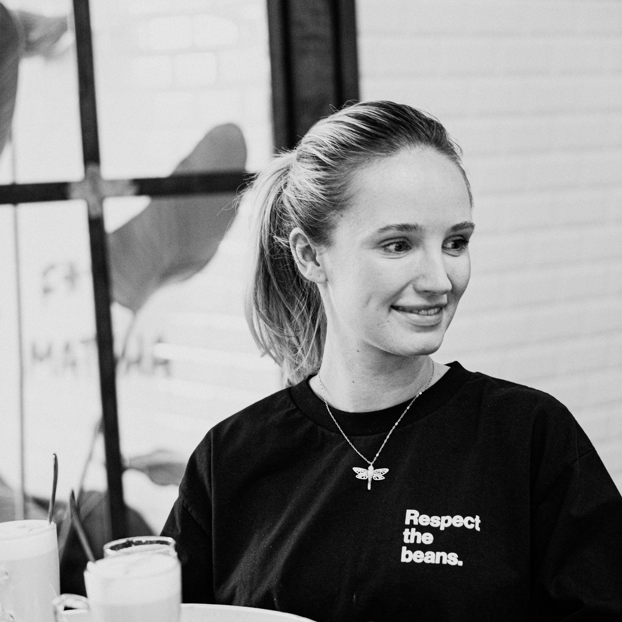 Respect the Beans Oversized T-Shirt (unisex) – getragen in der Rösterei