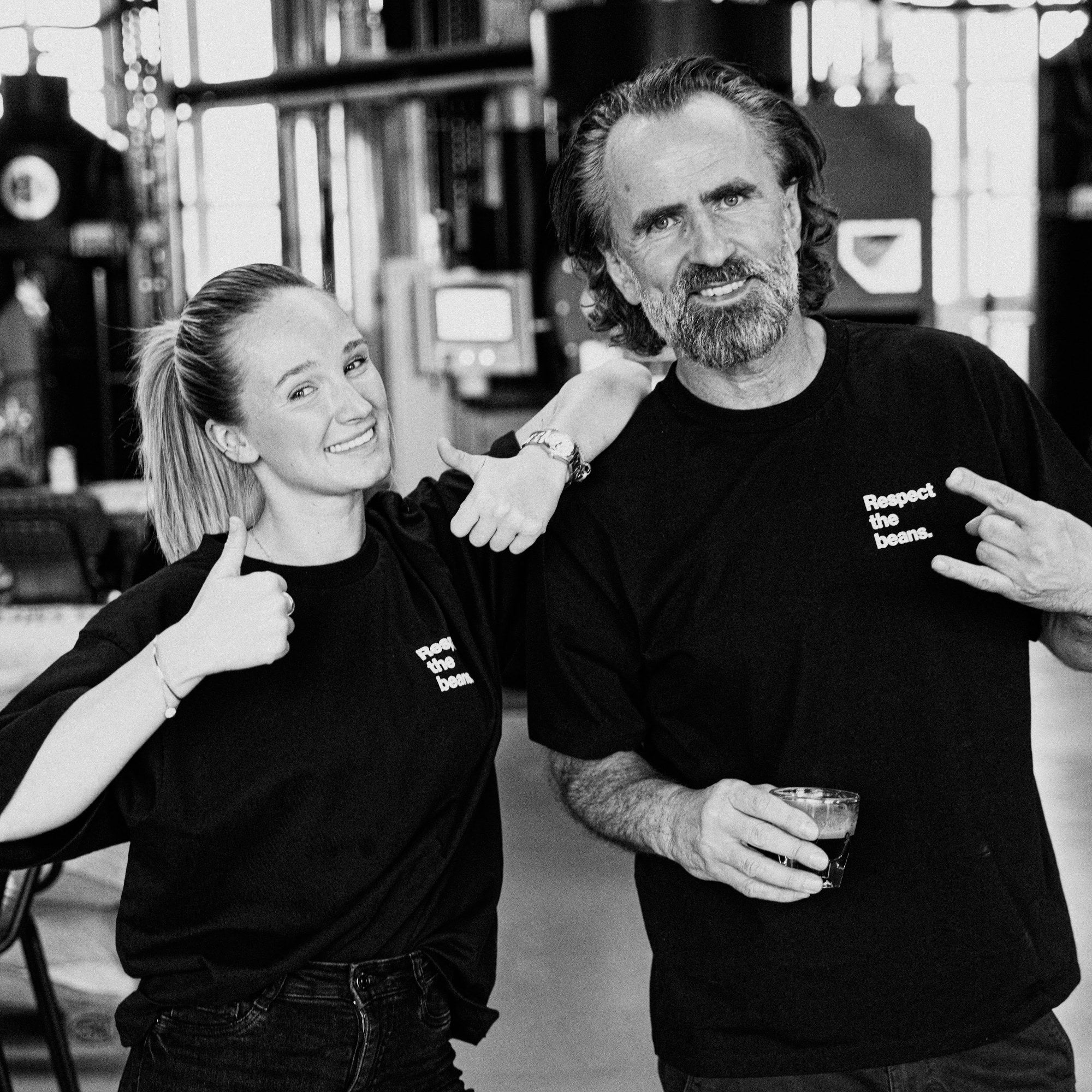 Respect the Beans Oversized T-Shirt (unisex) – getragen in der Rösterei