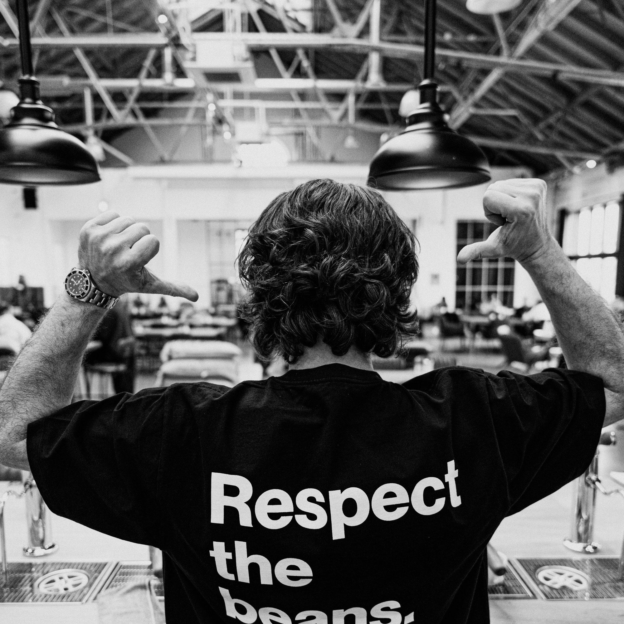 Respect the Beans Oversized T-Shirt (unisex) – getragen in der Rösterei