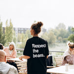 Respect the Beans Oversized T-Shirt (unisex) – getragen in der Rösterei