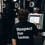 Respect the Beans Oversized T-Shirt (unisex) – getragen in der Rösterei