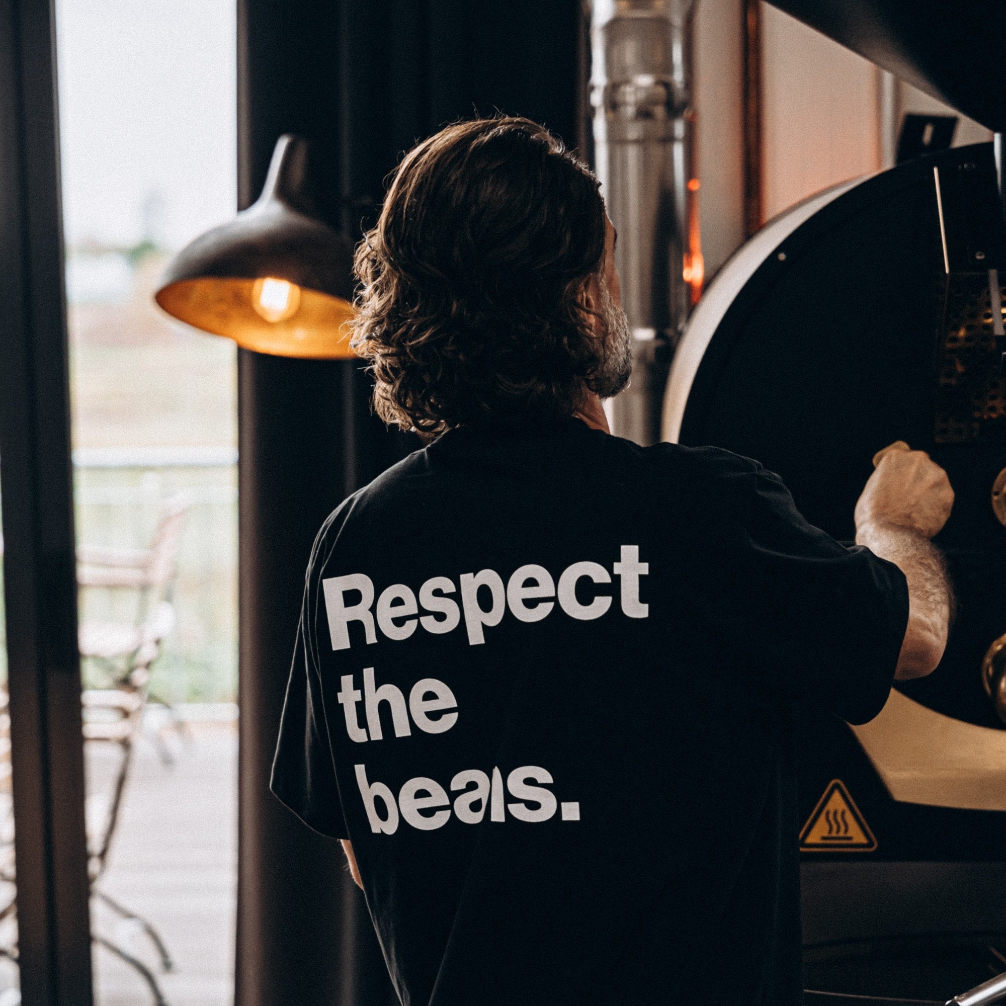 Respect the Beans Oversized T-Shirt (unisex) – getragen in der Rösterei